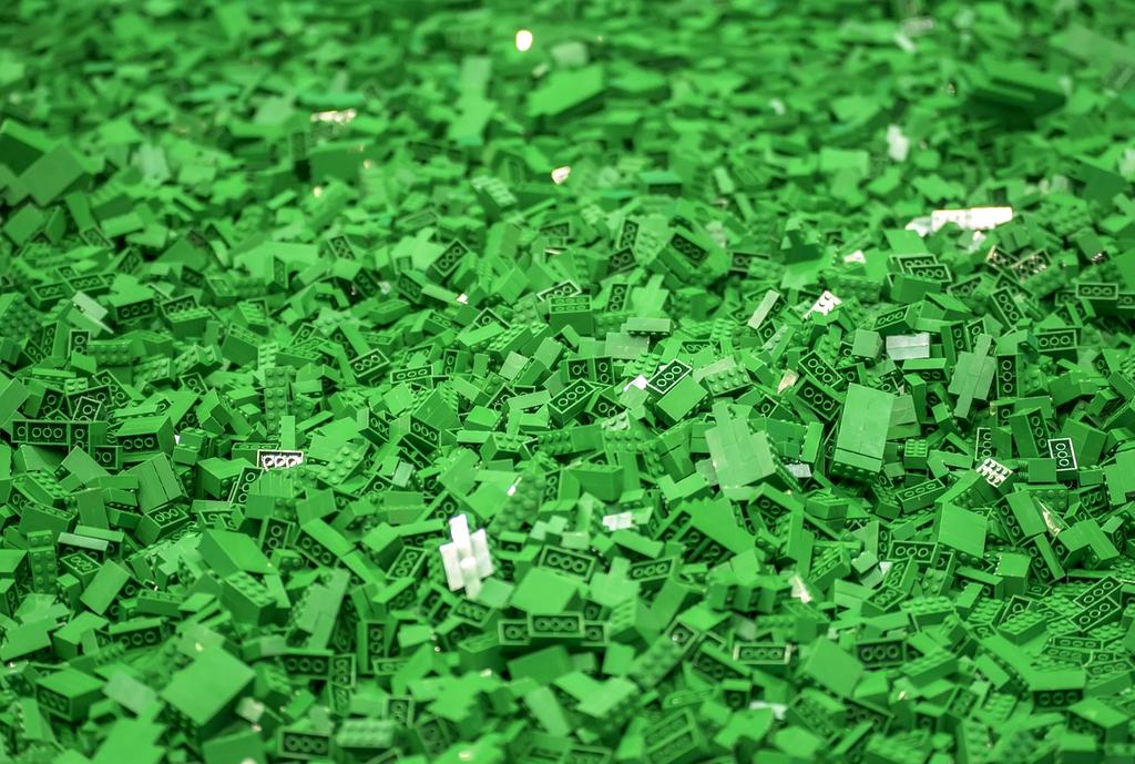 Model samochodu wyścigowego z klocków LEGO