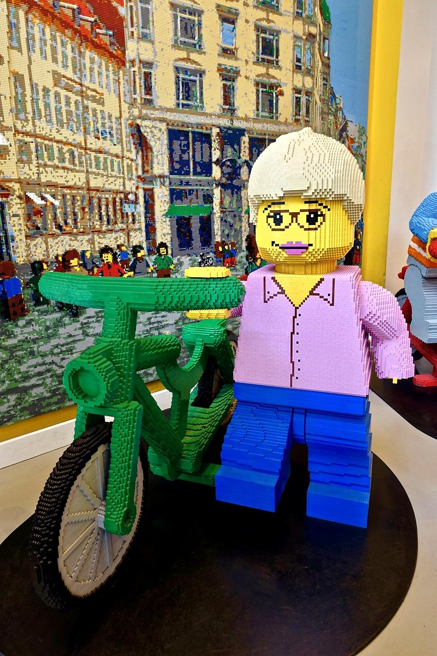 Holograficzny model 3D konstrukcji LEGO wyświetlany na tablecie