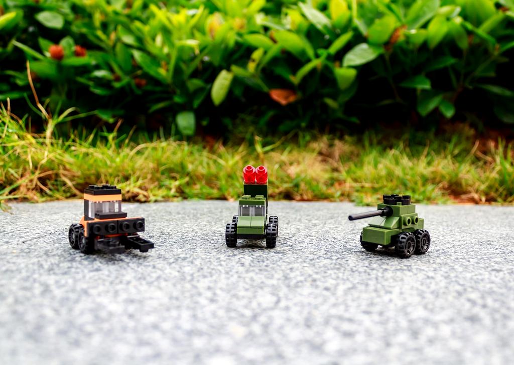 Dziecko szczęśliwie budujące konstrukcję z klocków LEGO