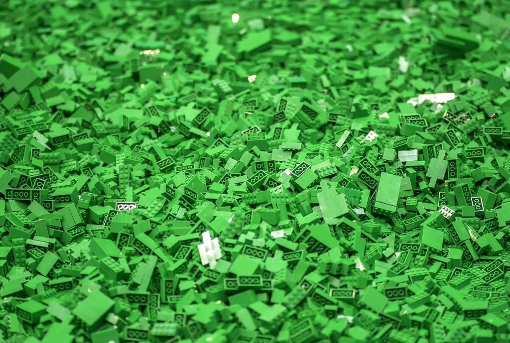 Miniaturowe gogle VR symbolizujące wirtualną rzeczywistość w nauce